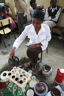 Eingiessen des Kaffees bei der Äthiopischen Kaffeezeremonie