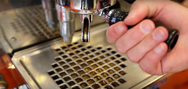 Espressozubereitung - Siebträger einspannen