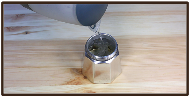 Espressokocher Anleitung - Wasser in Kessel fuellen Espressokocher Anleitung - Wasser in Kessel fuellen