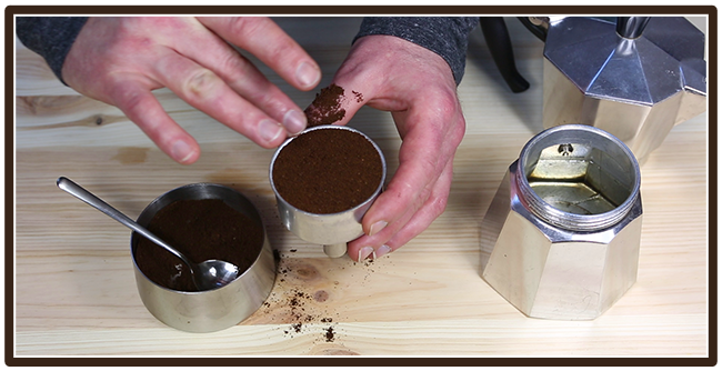 Espressokocher Anleitung - Kaffee füllen - glattstreichen Espressokocher Anleitung - Kaffee füllen - glattstreichen