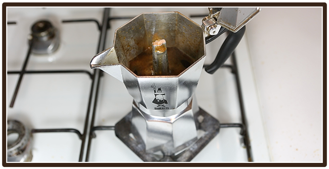 Espressokocher Anleitung - Ende der Kaffeeextraktion Espressokocher Anleitung - Ende der Kaffeeextraktion