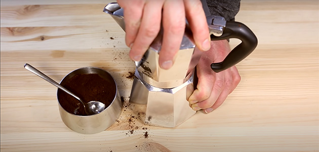 Espressokocher Anleitung - Kannenoberteil festschrauben und auf den Herd stellen