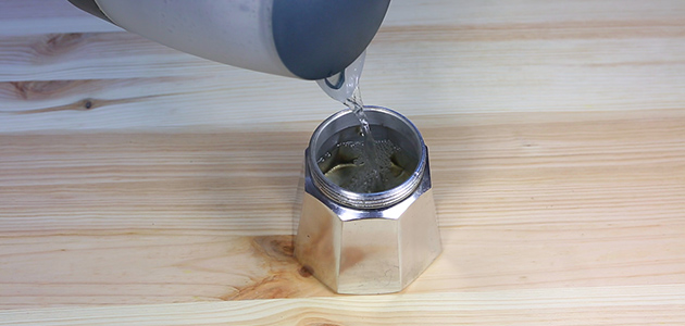 Espressokocher Anleitung - Wasser in Kessel fuellen