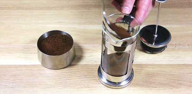 Kaffeezubereitung mit French Press - Anleitung - Kaffee einfüllen