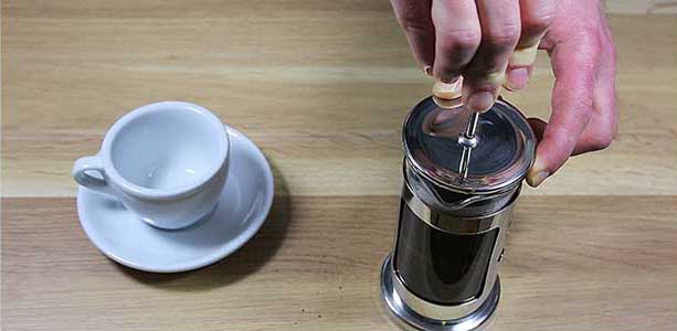 Kaffeezubereitung mit French Press - Anleitung - Drücken