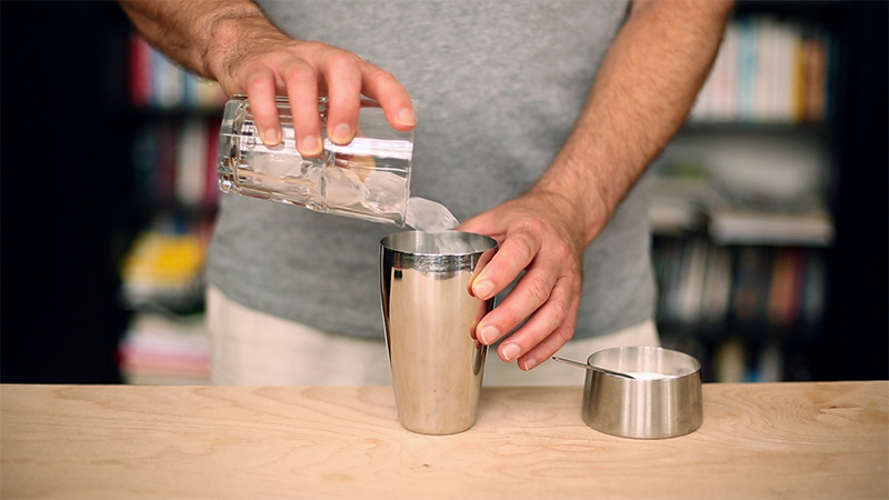 Caffè Shakerato preparation